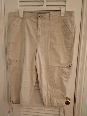 Gloria Vanderbilt Beige Cargo Capris